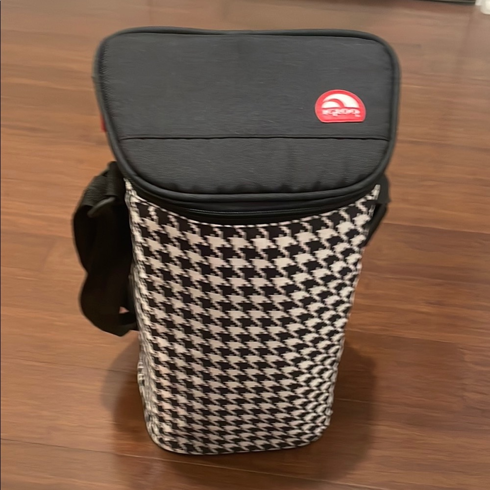 Igloo Black and White Bar Accessories Bag